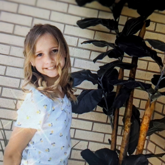 Meet your Posher, Emily - Picture 2 of 2